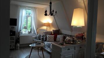 Smart-TV, Kamin, DVD-Player, Bücher