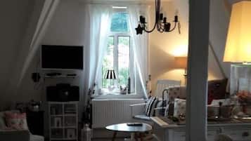 Smart-TV, Kamin, DVD-Player, Bücher