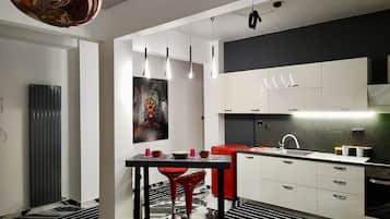 Fridge, oven, stovetop, coffee/tea maker
