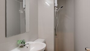 A modern bathroom with a white sink, toilet, and shower. - DHIresidence at Impact Muangthong (Pak Kret)