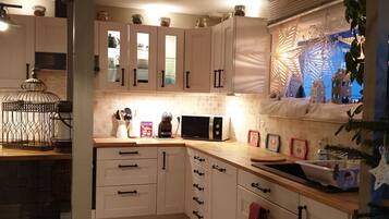 Een koelkast, een microgolfoven, een oven, een kookplaat