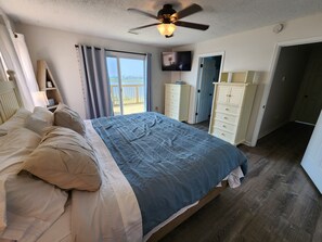 4 bedrooms, iron/ironing board, travel cot, free WiFi - ICW Waterfront Beach Cottage - Sleeps 9! (Sneads Ferry)