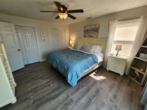 4 bedrooms, iron/ironing board, travel cot, free WiFi - ICW Waterfront Beach Cottage - Sleeps 9! (Sneads Ferry)