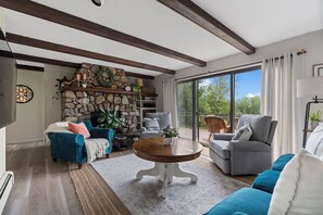 Smart TV, chimenea, reproductor de DVD y tenis de mesa 