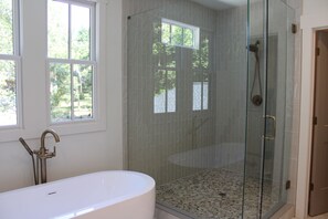Hair dryer, towels, soap, shampoo - Masters Rental (Evans)