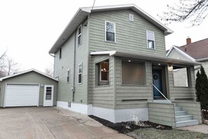 Exterior - Modern 4BR 3BA steps from downtown (Appleton)
