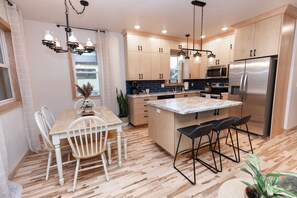 Køleskab, mikrobølgeovn, ovn, kogeplade