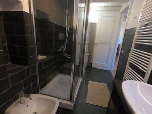 Chuveiro, secador de cabelo, bidê, toalhas de banho