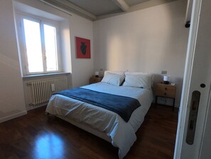 2 habitaciones, tabla de planchar con plancha, wifi y ropa de cama