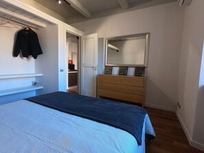 2 quartos, ferros/tábuas de passar roupa, Wi-Fi, roupa de cama