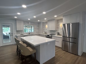 Kjøleskap, mikrobølgeovn, ovn og kokeplater