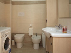 Dusche, Haartrockner, Bidet, Handtücher