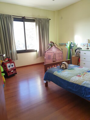 5 bedrooms, bed sheets
