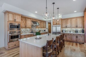 Fridge, microwave, oven, stovetop - Tahoe Dreamy Destination at Schaffer's Mill Ski Lounge, Golf & Club Amenities (Truckee)