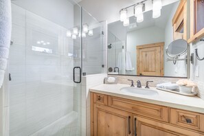 Badewanne, Haartrockner, Handtücher