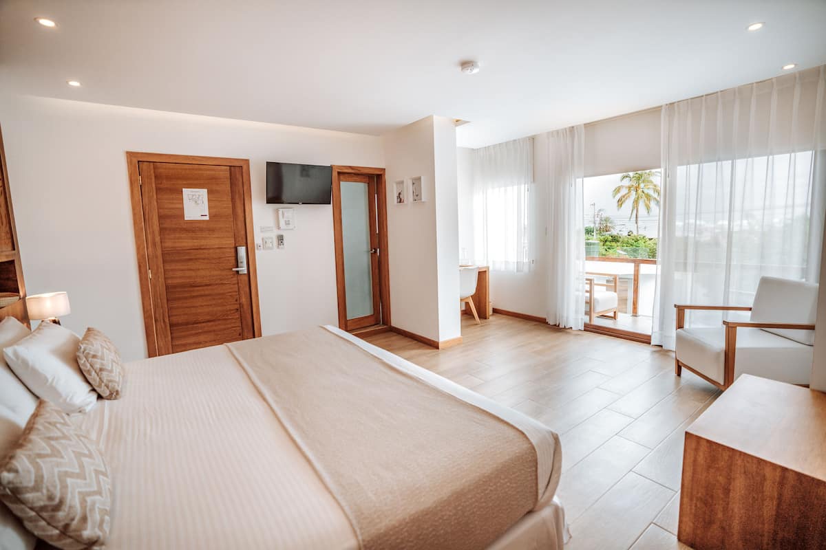 Kamar Deluks | Seprai premium, selimut bulu angsa, brankas, dan meja kerja