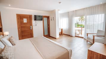 Rom – deluxe | Sengetøy av topp kvalitet, dundyner, safe på rommet og skrivebord