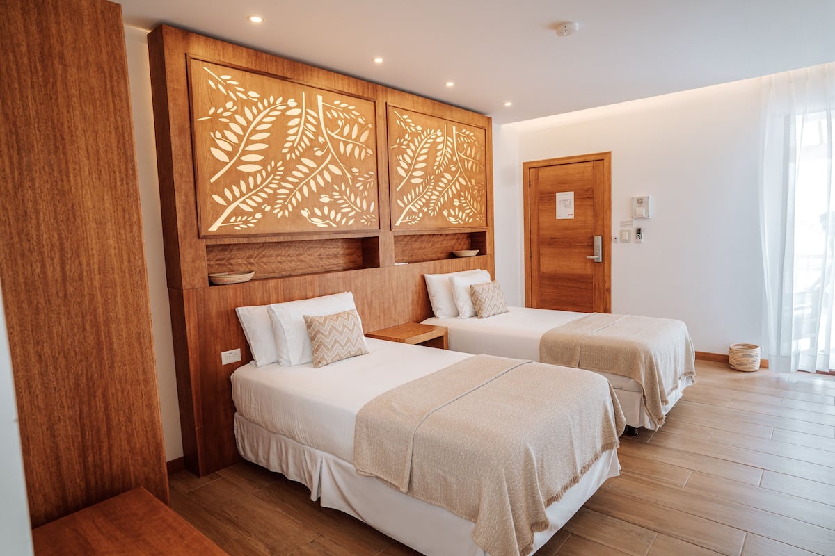 Kamar Double atau Twin, pemandangan teluk | Seprai premium, selimut bulu angsa, brankas, dan meja kerja