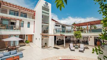 Vista frontal de la propiedad