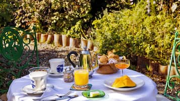 Daily buffet breakfast (EUR 20 per person)