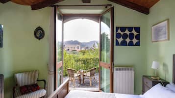 Classic Studio Suite, Hill View