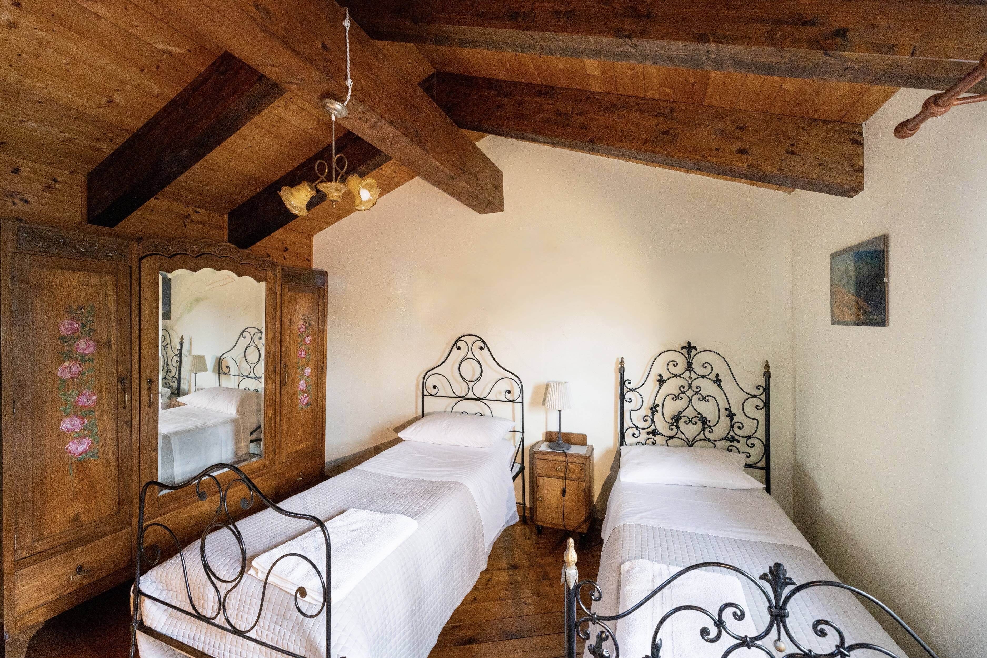 Habitación cuádruple económica, vista a la colina | Ropa de cama de alta calidad y camas con efecto memoria 