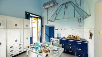 Frigorifero, forno, piano cottura, lavastoviglie