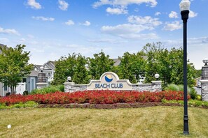 Property grounds - 1.5+mile Bethany Beach - Luxury Spacious Family Beach Home linens & towels incl. (Ocean View)