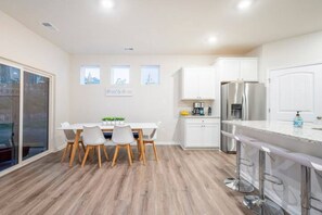 Dining - 1.5+mile Bethany Beach - Luxury Spacious Family Beach Home linens & towels incl. (Ocean View)