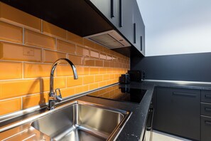 Kjøleskap, mikrobølgeovn, ovn og kokeplater