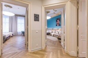 3 habitaciones, escritorio, tabla de planchar con plancha y wifi gratis