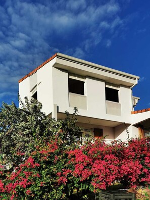 A two-story building with a flat roof and white walls. - Sea view from Villa Parme (Le Robert)