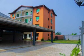 Exterior - 3 Bedroom Apartment in Douala (Douala)