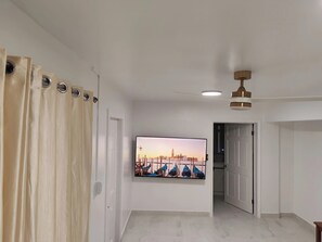 Interior - Slice of Paradise- 2 mins from Spotts Beach! (Patricks Island)