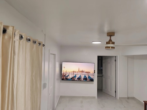 Slice of Paradise- 2 mins from Spotts Beach!