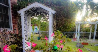 Slice of Paradise- 2 mins from Spotts Beach!