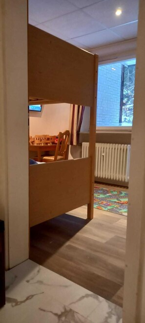 Quarto família, 2 quartos, sacada | Roupas de cama antialérgicas, escrivaninha, Wi-Fi de cortesia