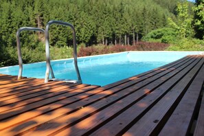 Kauden mukainen ulkouima-allas