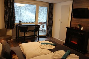 Quarto casal econômico, sacada | Roupas de cama antialérgicas, escrivaninha, Wi-Fi de cortesia