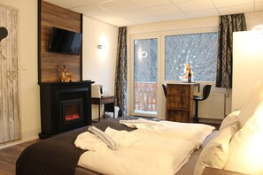Family Room, 2 Bedrooms, Balcony | 1 bedroom, hypo-allergenic bedding, desk, free WiFi