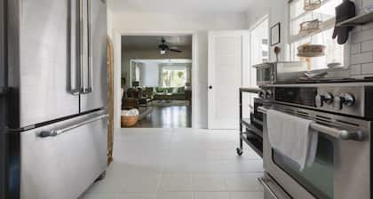 Stylish mountain cottage walkable to downtown with private backyard.