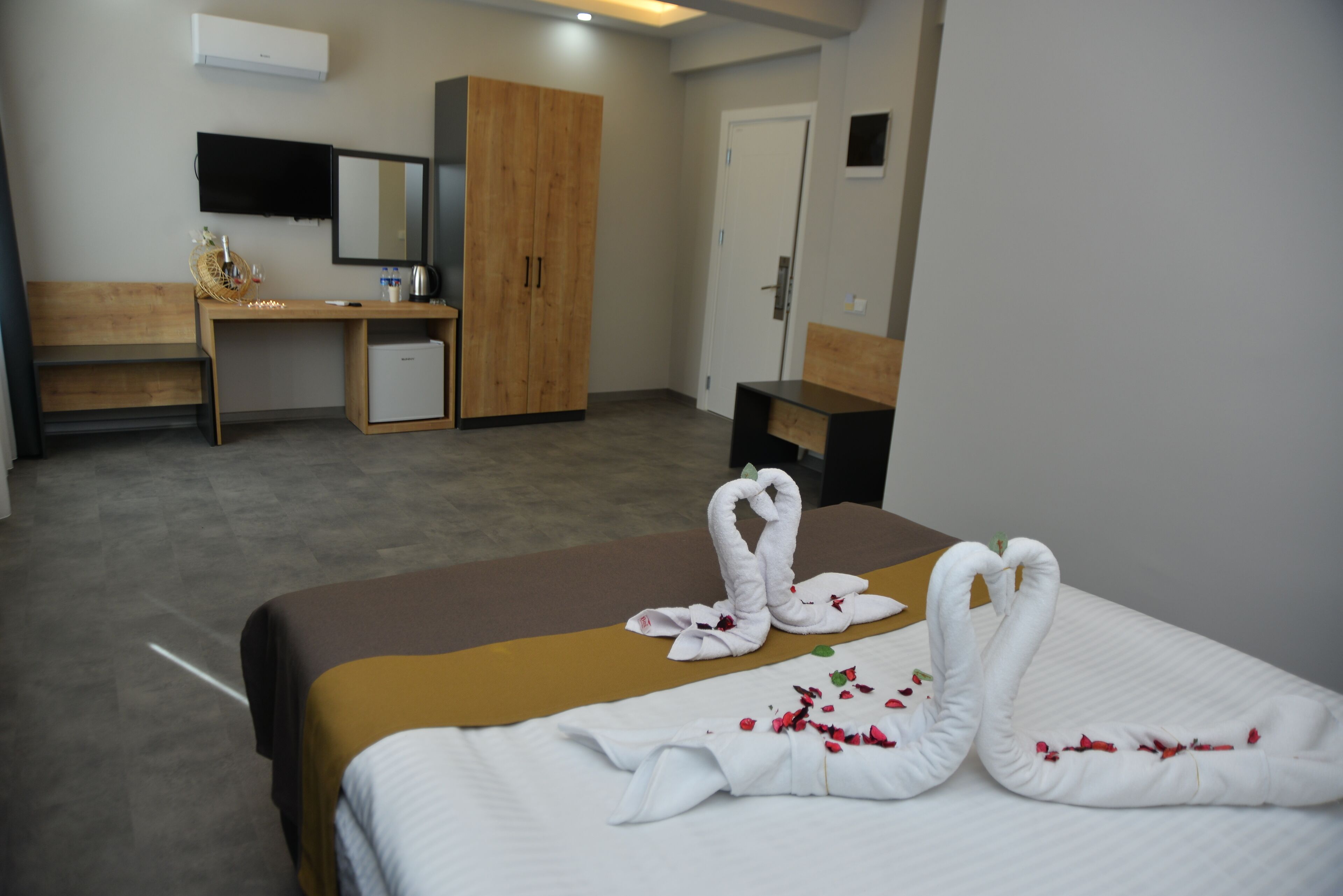 Minibar, Zimmersafe, Schreibtisch, laptopgeeigneter Arbeitsplatz