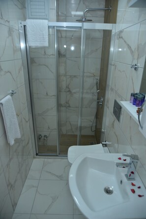 Deluxe-Doppelzimmer | Badezimmer | Dusche, Regendusche, kostenlose Toilettenartikel, Haartrockner