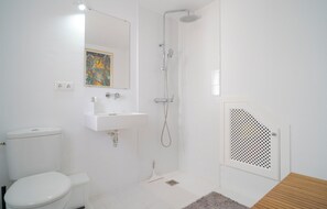 Bathtub, towels
