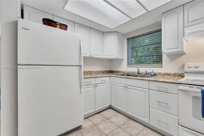 Private kitchen - Sunny 2/2 Duck Key Condo. Walk to Marinas, Activities and Hawks Cay Dining (Duck Key)