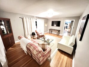 TV - Urban Farmhouse w/ Carport in Johnson City (Johnson City)