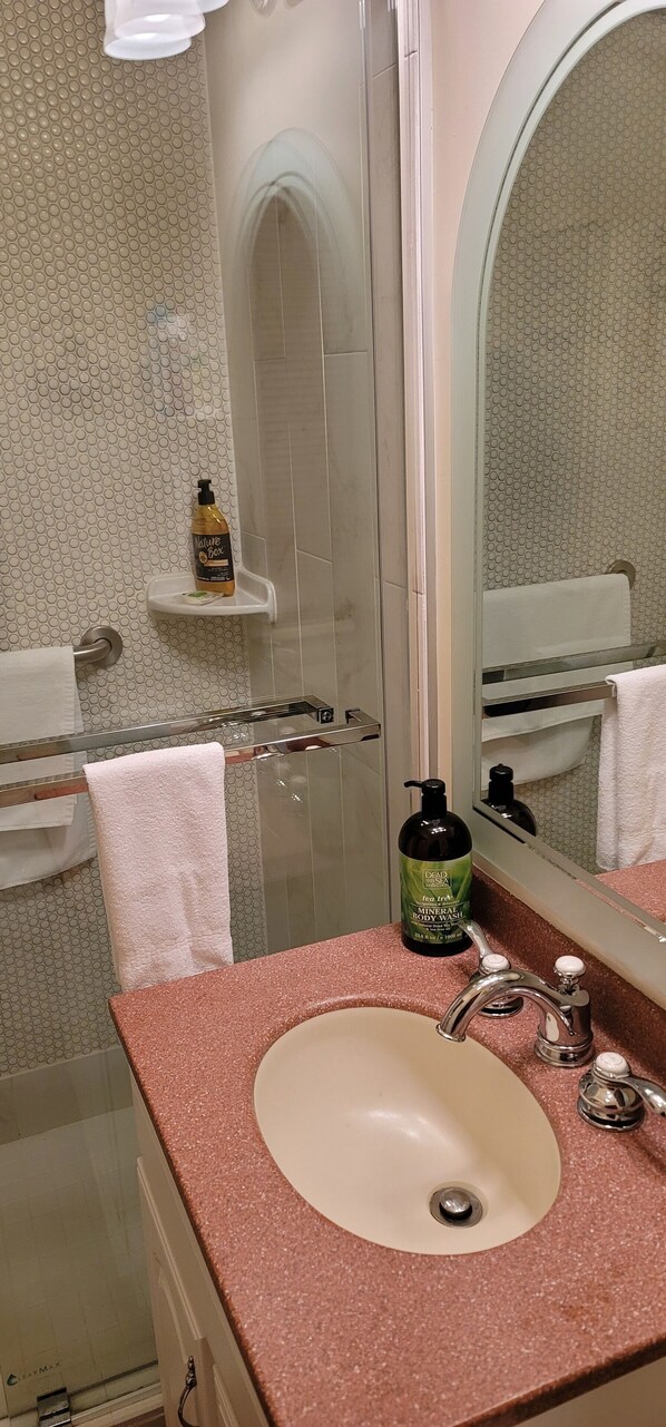 Séchoir à cheveux, serviettes fournies, savon, shampooing