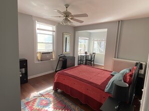 2 chambres, bureau, fer et planche à repasser, lit parapluie