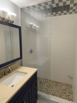 Dusche, Haartrockner, Handtücher, Seife