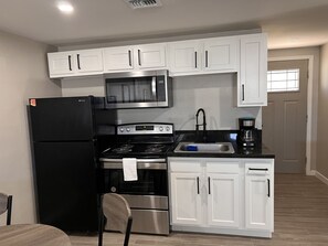 Fridge, oven, stovetop, coffee/tea maker